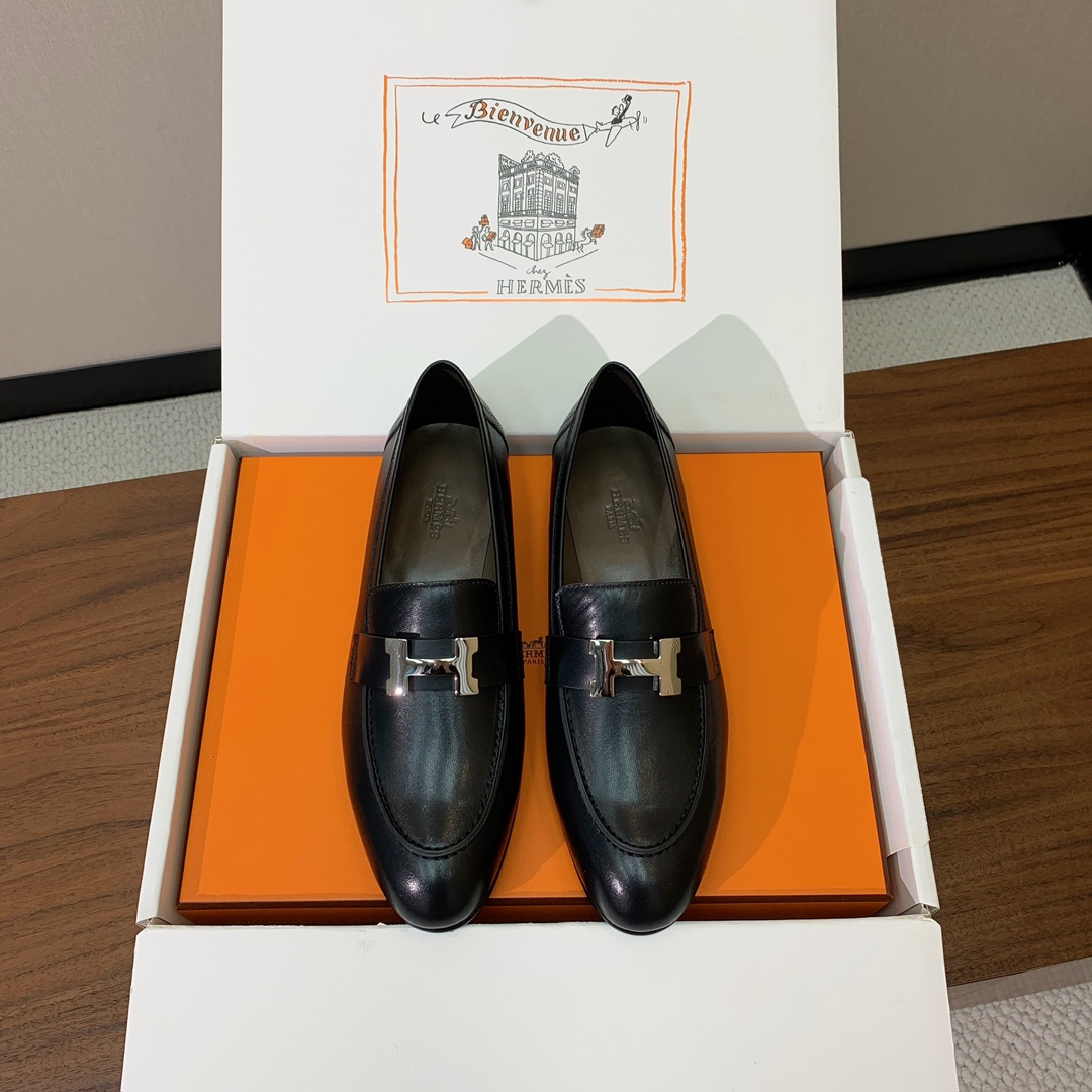 【Herm*s】高版本经典乐福鞋。虽然款式出的少，但是胜在经典、从来不会过时。鞋面牛皮。定制金属扣。羊皮