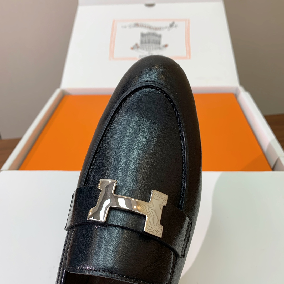 【Herm*s】高版本经典乐福鞋。虽然款式出的少，但是胜在经典、从来不会过时。鞋面牛皮。定制金属扣。羊皮