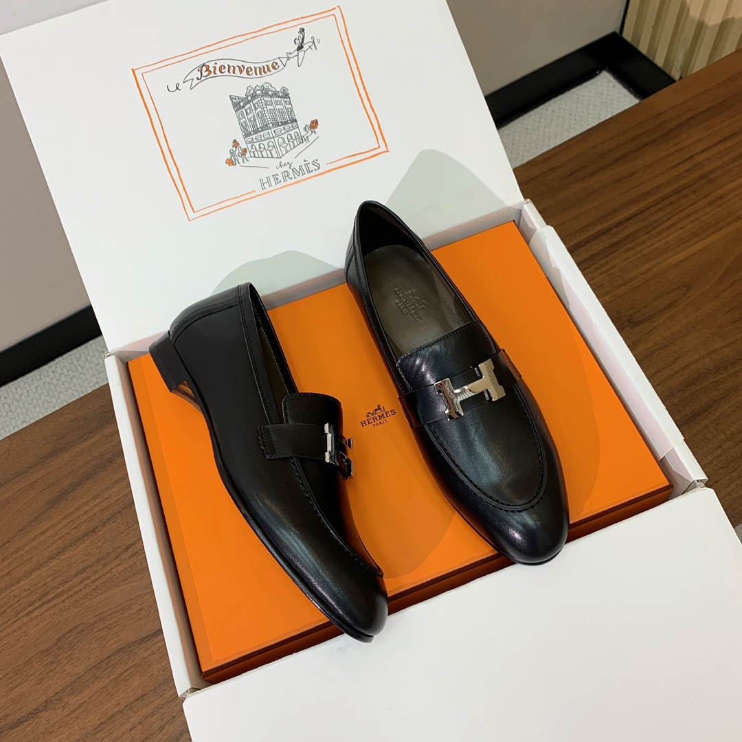 【Herm*s】高版本经典乐福鞋。虽然款式出的少，但是胜在经典、从来不会过时。鞋面牛皮。定制金属扣。羊皮