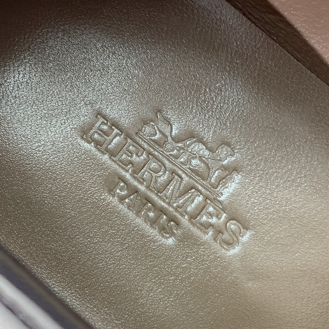 【Herm*s】高版本经典乐福鞋。虽然款式出的少，但是胜在经典、从来不会过时。鞋面牛皮。定制金属扣。羊皮