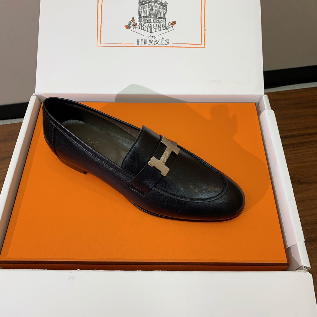 【Herm*s】高版本经典乐福鞋。虽然款式出的少，但是胜在经典、从来不会过时。鞋面牛皮。定制金属扣。羊皮