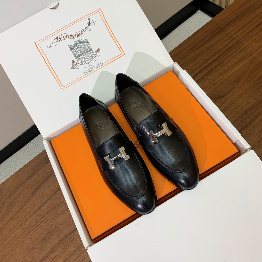 【Herm*s】高版本经典乐福鞋。虽然款式出的少，但是胜在经典、从来不会过时。鞋面牛皮。定制金属扣。羊皮