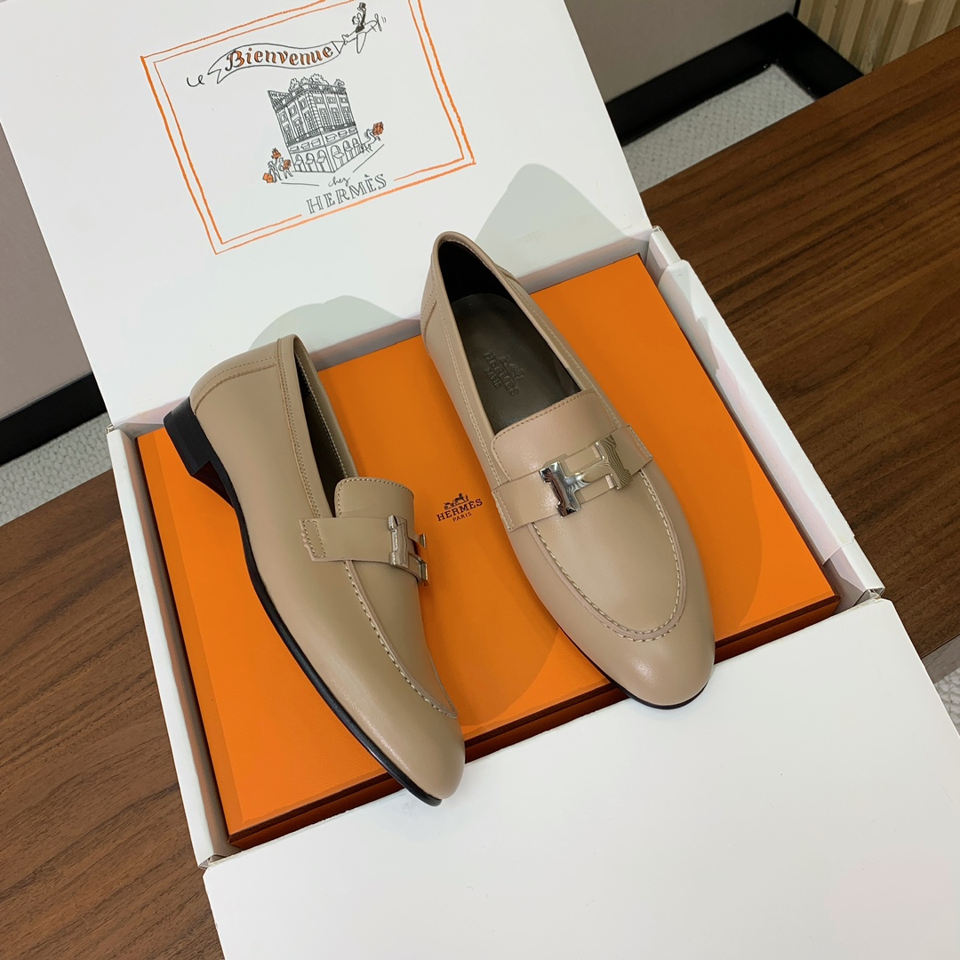 【Herm*s】高版本经典乐福鞋。虽然款式出的少，但是胜在经典、从来不会过时。鞋面牛皮。定制金属扣。羊皮
