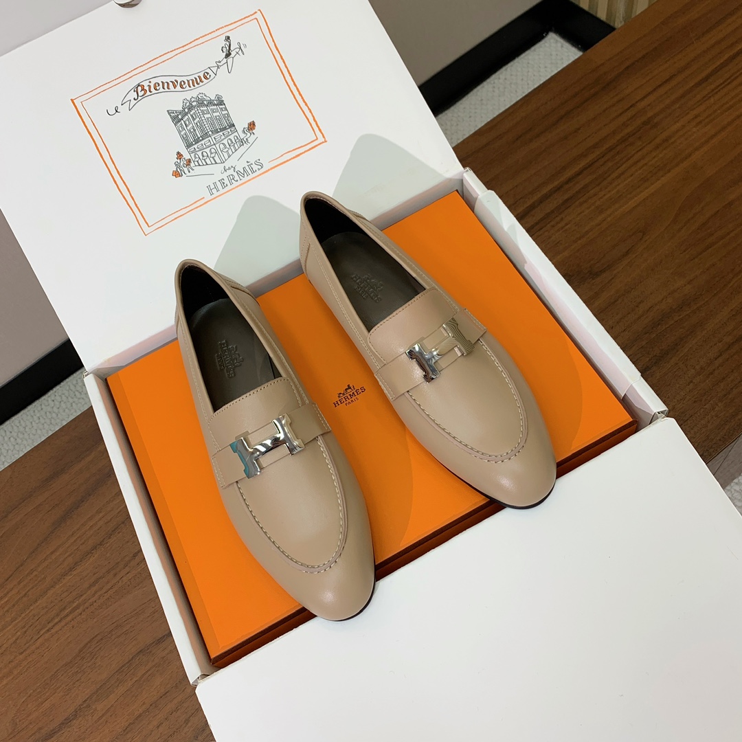【Herm*s】高版本经典乐福鞋。虽然款式出的少，但是胜在经典、从来不会过时。鞋面牛皮。定制金属扣。羊皮