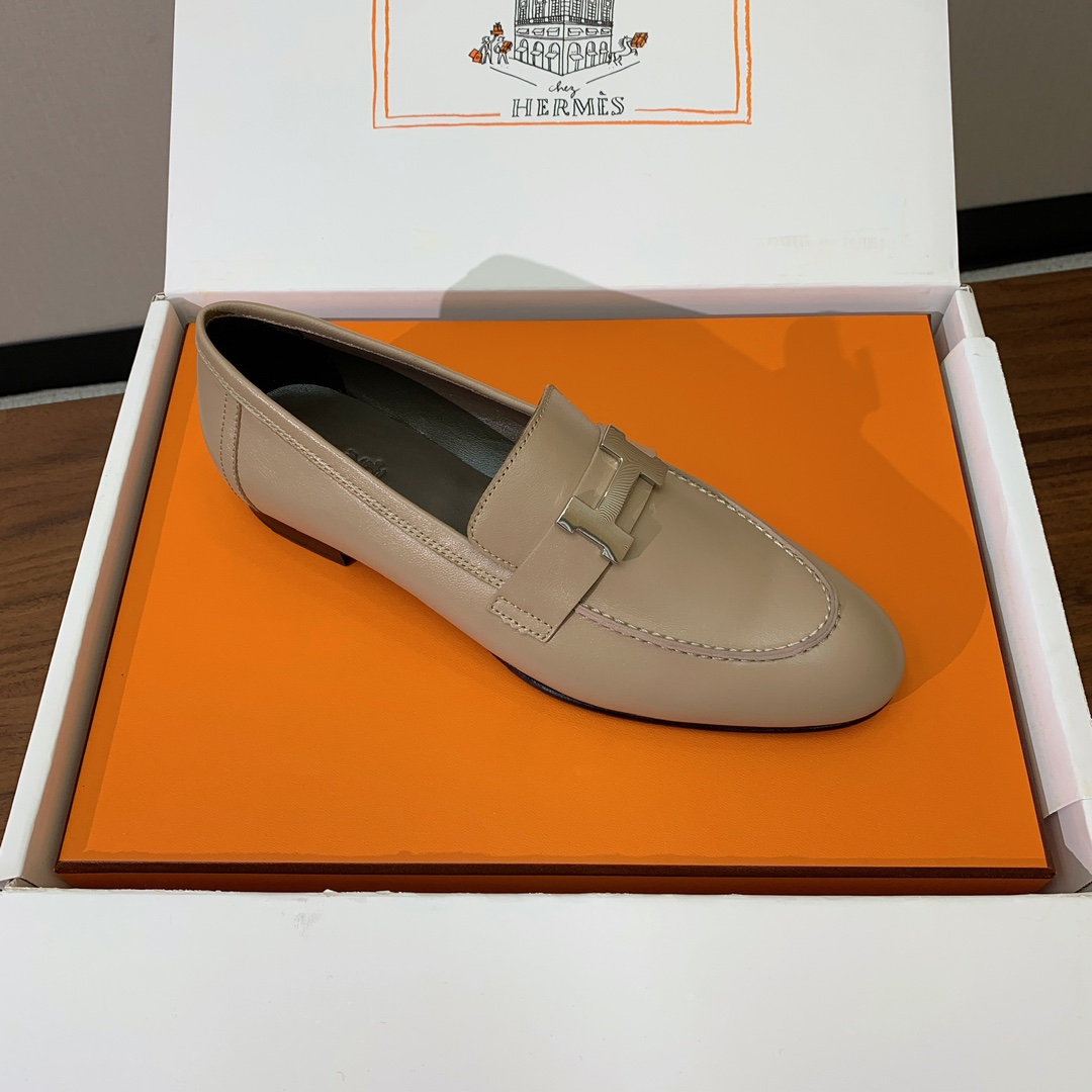 【Herm*s】高版本经典乐福鞋。虽然款式出的少，但是胜在经典、从来不会过时。鞋面牛皮。定制金属扣。羊皮