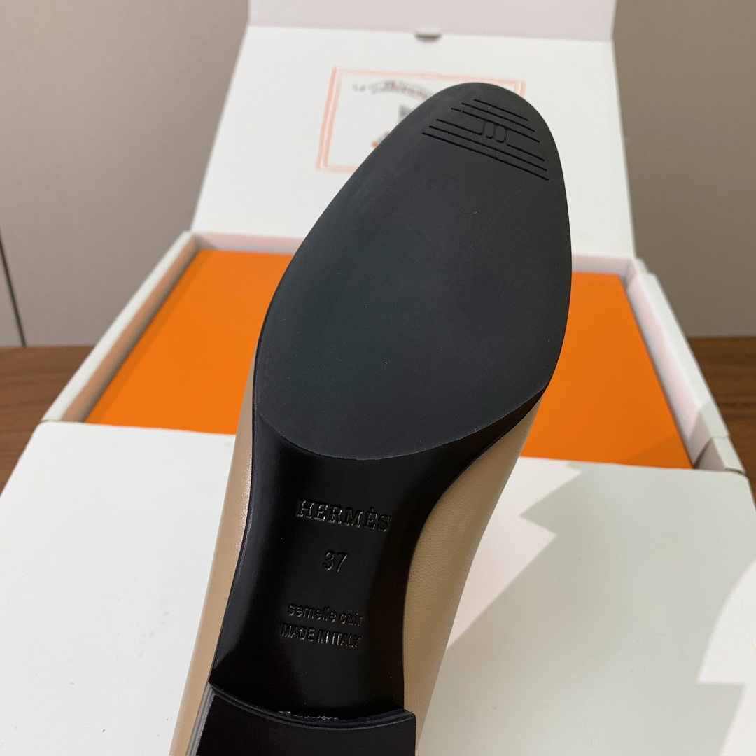 【Herm*s】高版本经典乐福鞋。虽然款式出的少，但是胜在经典、从来不会过时。鞋面牛皮。定制金属扣。羊皮