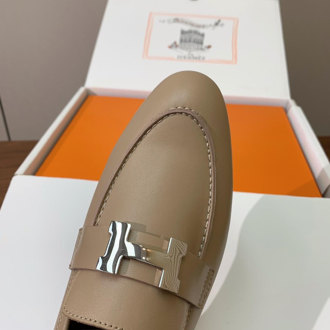 【Herm*s】高版本经典乐福鞋。虽然款式出的少，但是胜在经典、从来不会过时。鞋面牛皮。定制金属扣。羊皮