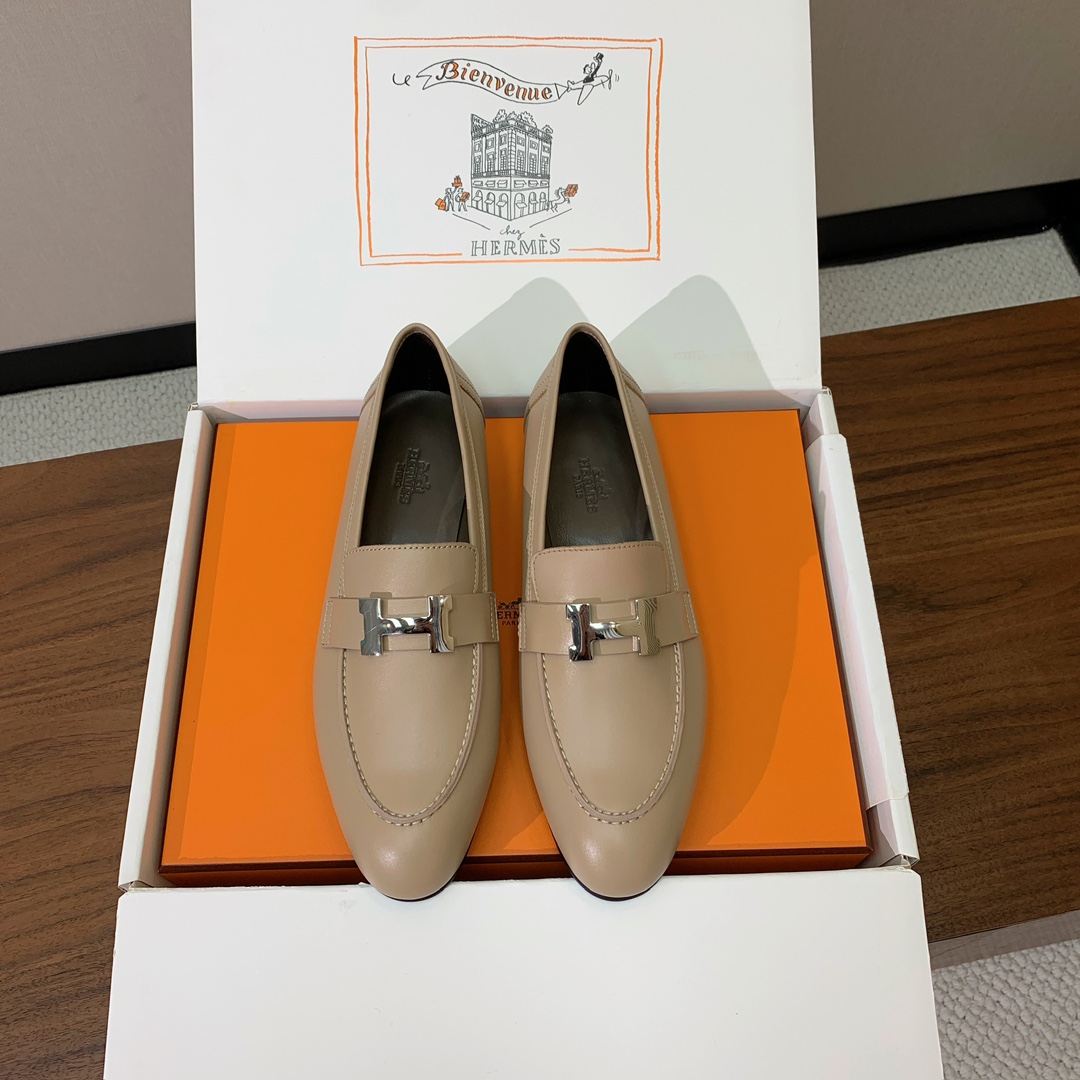 【Herm*s】高版本经典乐福鞋。虽然款式出的少，但是胜在经典、从来不会过时。鞋面牛皮。定制金属扣。羊皮