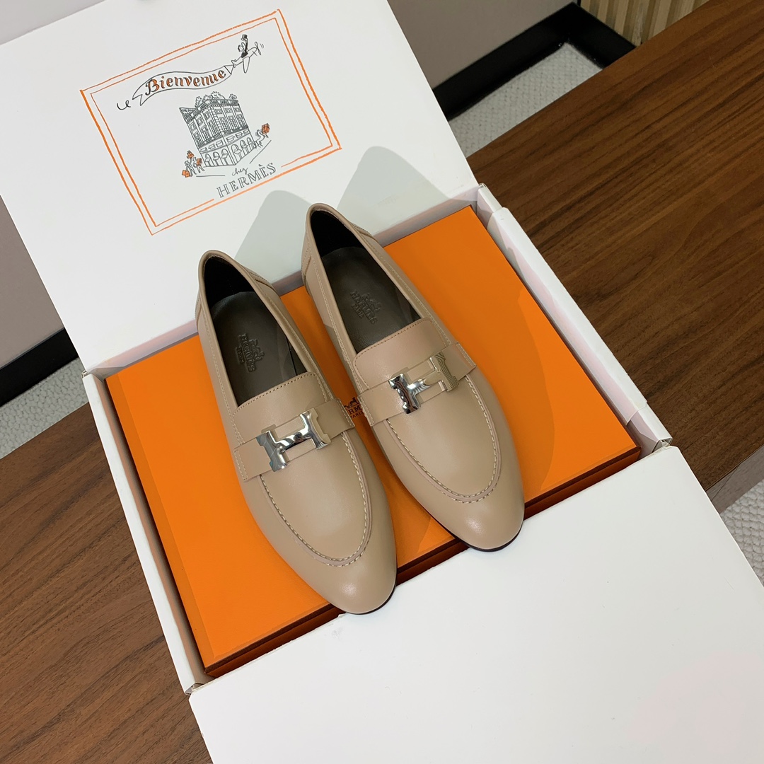 【Herm*s】高版本经典乐福鞋。虽然款式出的少，但是胜在经典、从来不会过时。鞋面牛皮。定制金属扣。羊皮