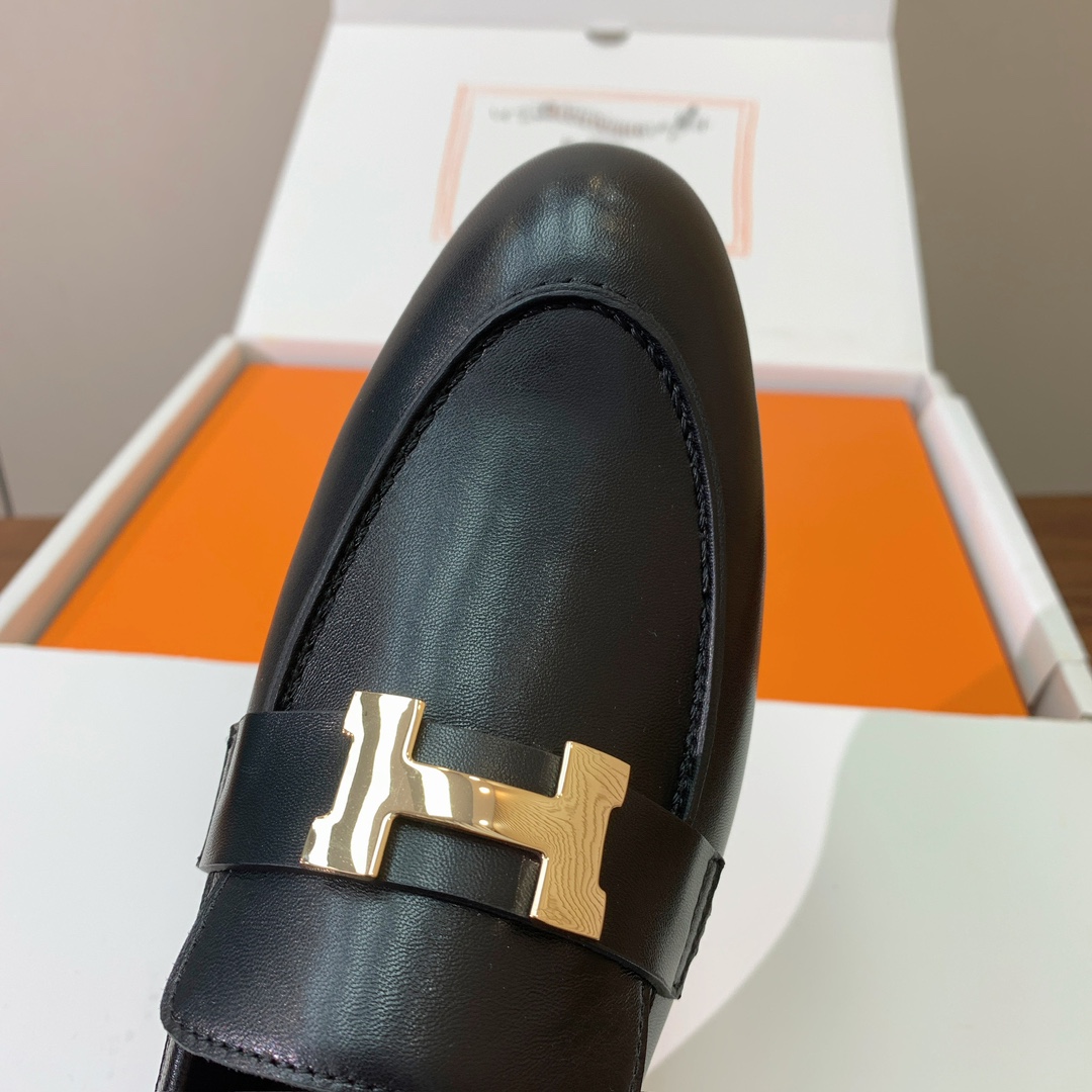 【Herm*s】高版本经典乐福鞋。虽然款式出的少，但是胜在经典、从来不会过时。鞋面牛皮。定制金属扣。羊皮