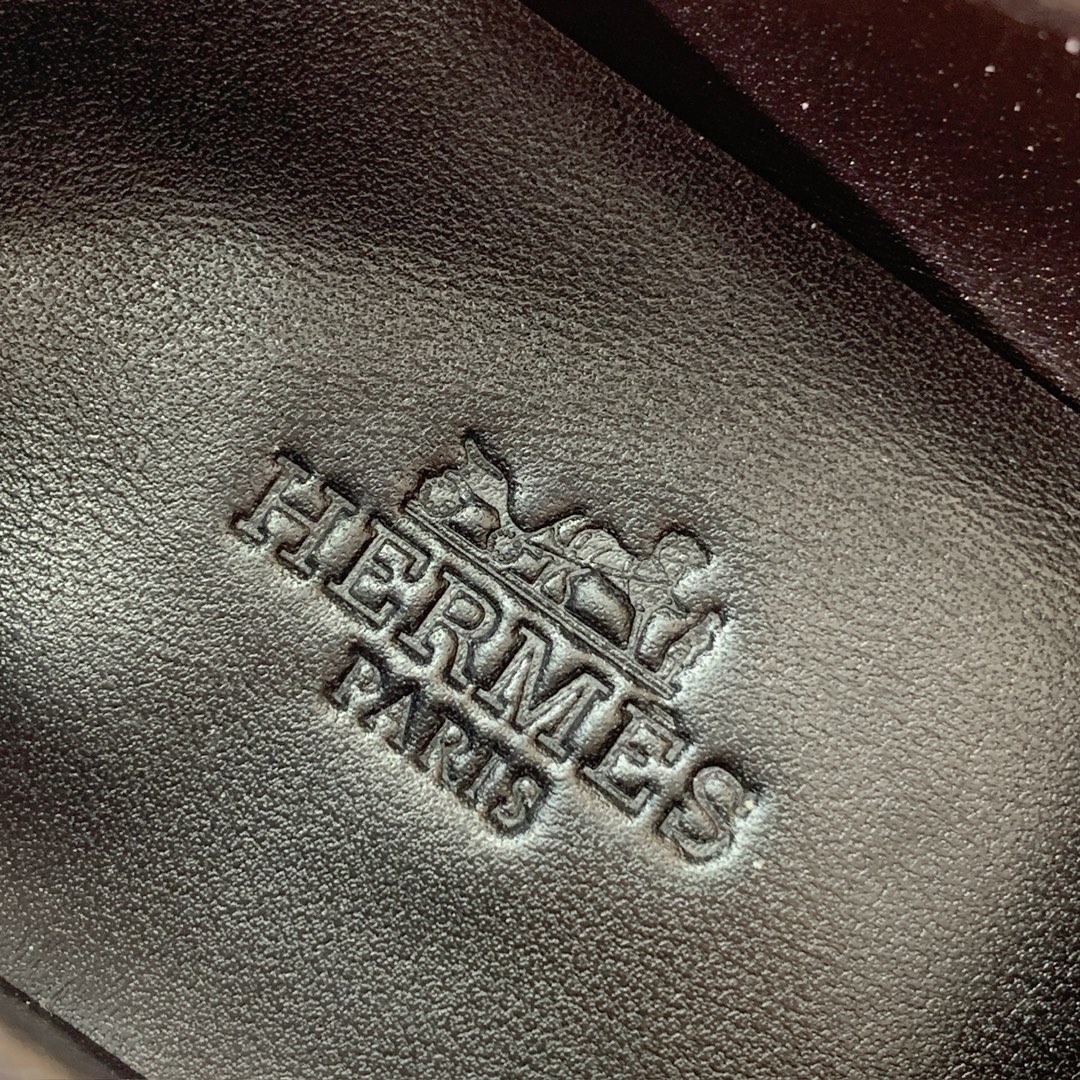 【Herm*s】高版本经典乐福鞋。虽然款式出的少，但是胜在经典、从来不会过时。鞋面牛皮。定制金属扣。羊皮