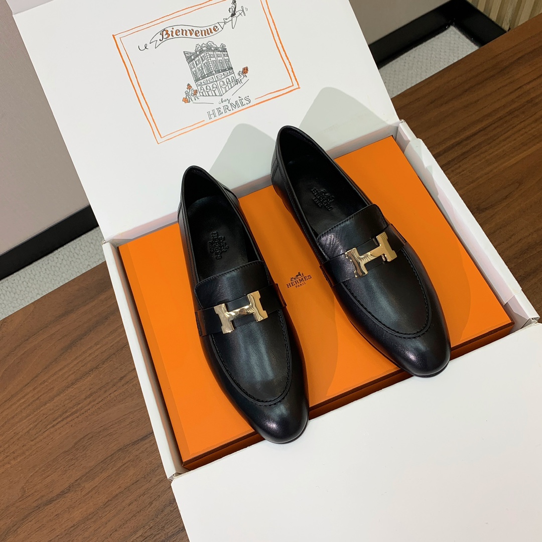 【Herm*s】高版本经典乐福鞋。虽然款式出的少，但是胜在经典、从来不会过时。鞋面牛皮。定制金属扣。羊皮