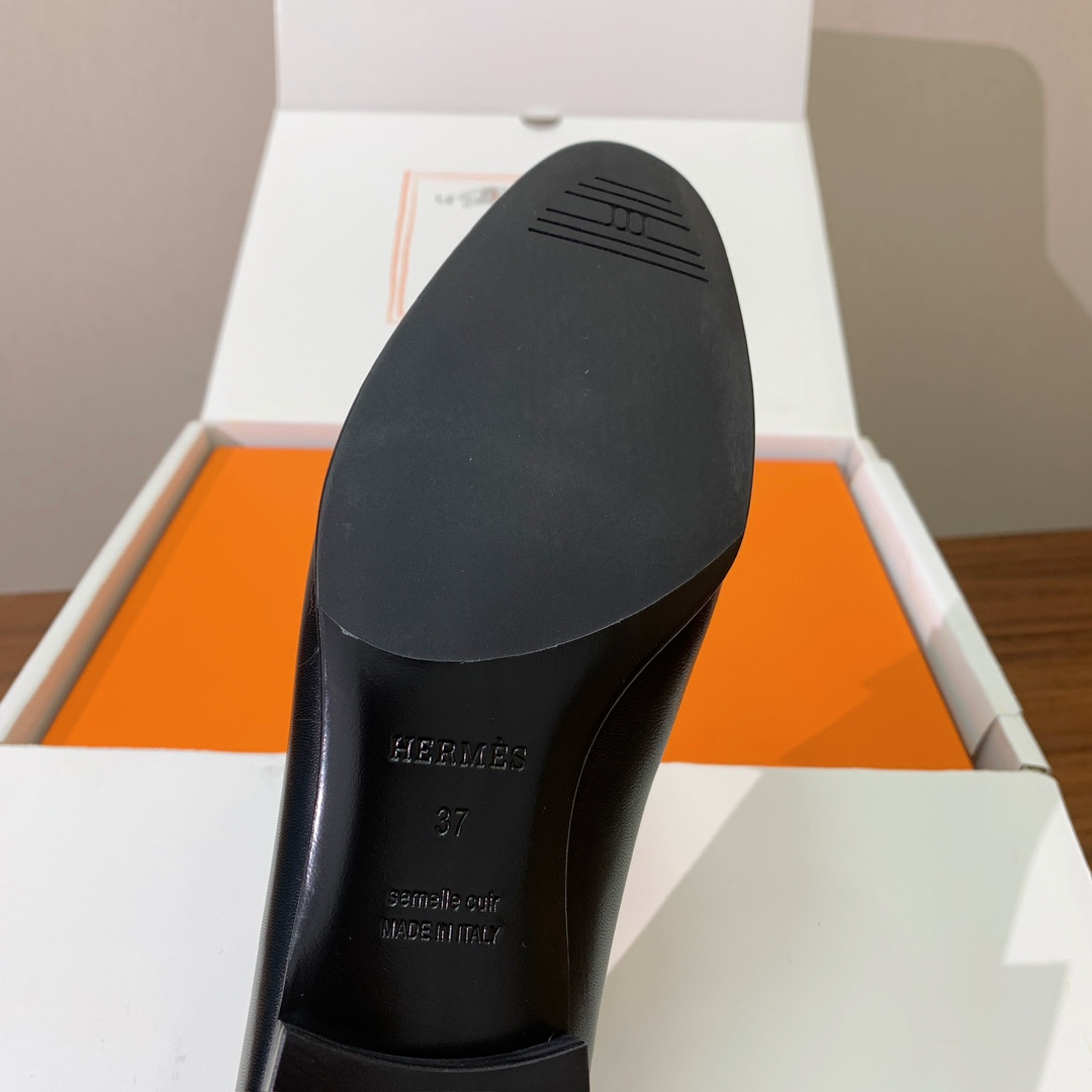 【Herm*s】高版本经典乐福鞋。虽然款式出的少，但是胜在经典、从来不会过时。鞋面牛皮。定制金属扣。羊皮