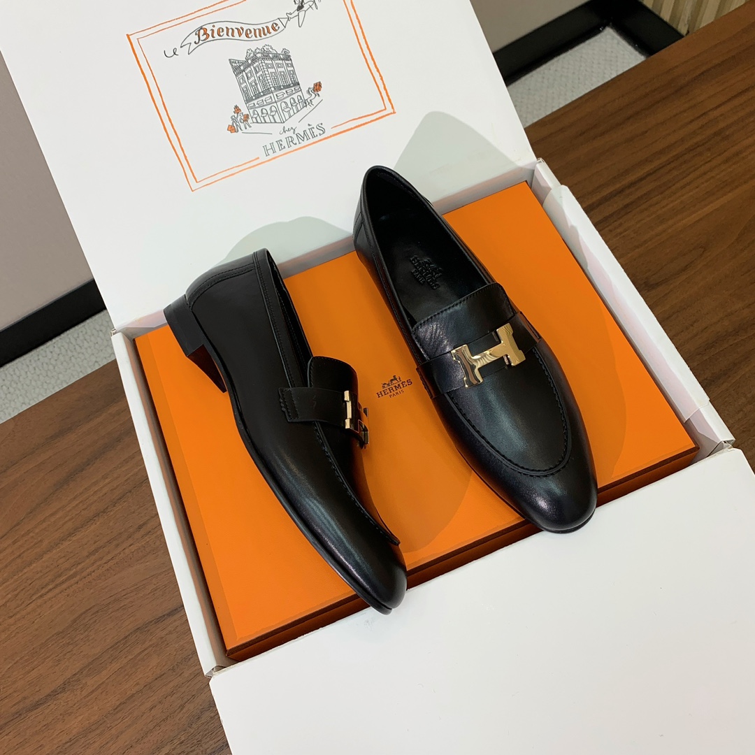 【Herm*s】高版本经典乐福鞋。虽然款式出的少，但是胜在经典、从来不会过时。鞋面牛皮。定制金属扣。羊皮