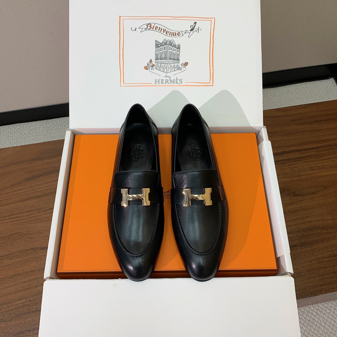 【Herm*s】高版本经典乐福鞋。虽然款式出的少，但是胜在经典、从来不会过时。鞋面牛皮。定制金属扣。羊皮