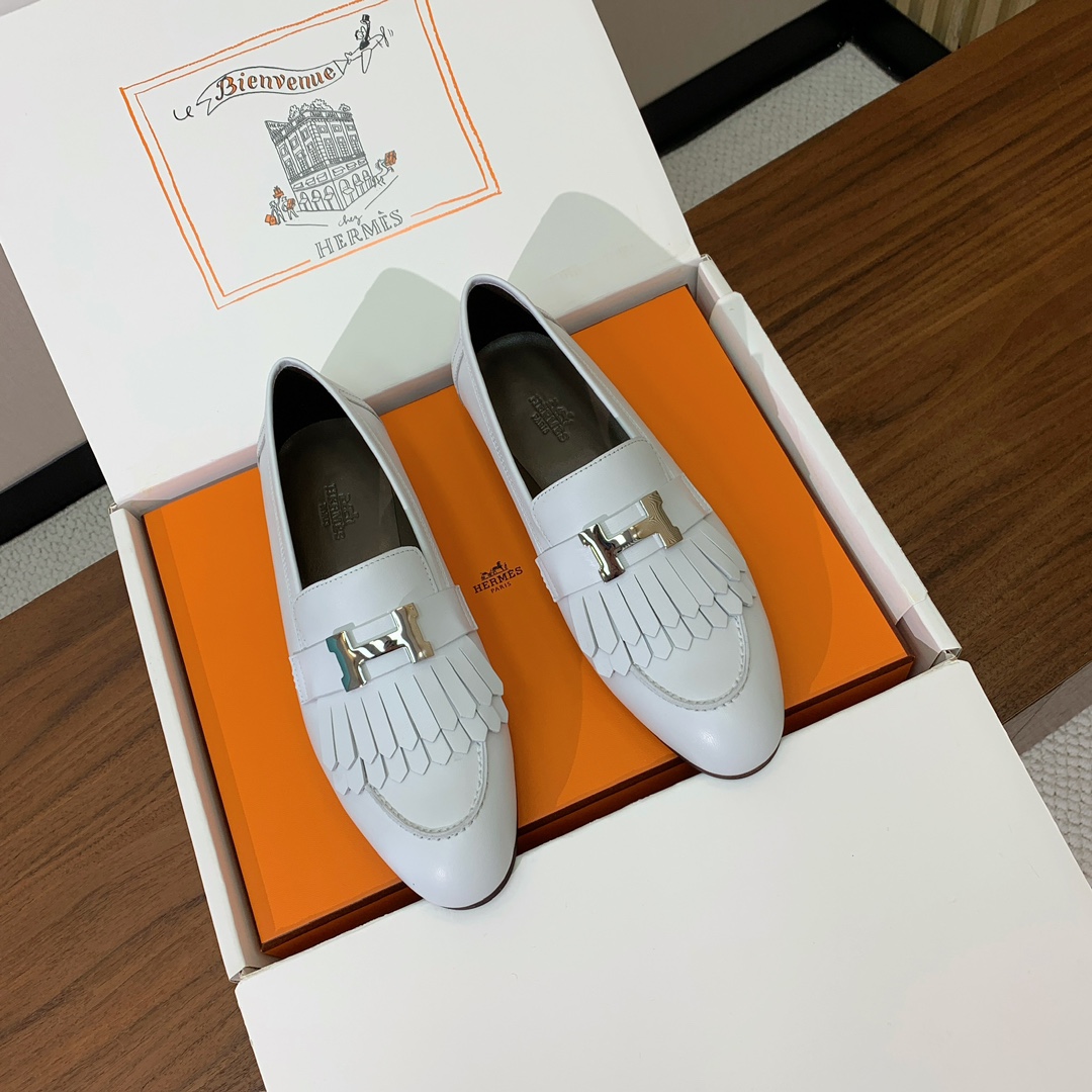 【Herm*s】高版本经典乐福鞋。虽然款式出的少，但是胜在经典、从来不会过时。鞋面牛皮。定制金属扣。羊皮