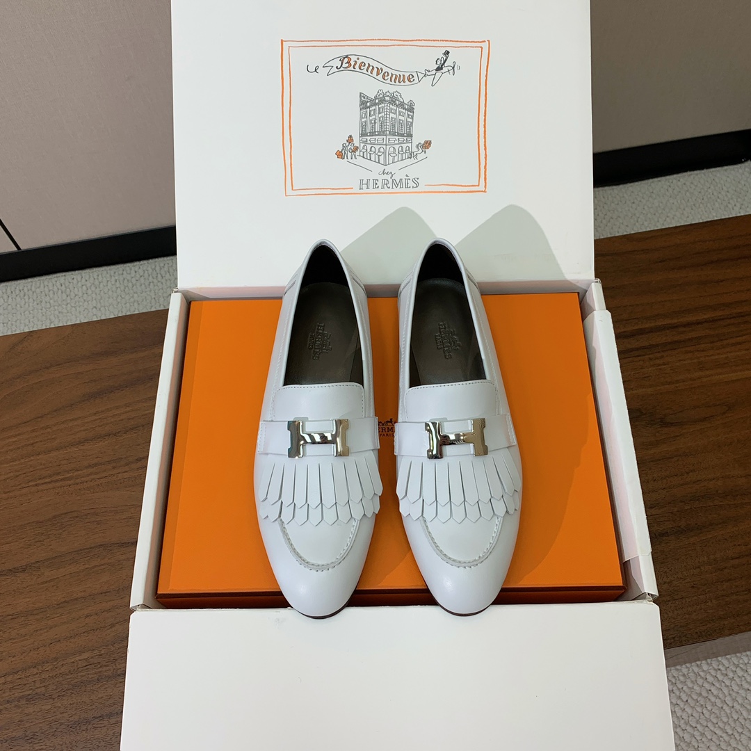 【Herm*s】高版本经典乐福鞋。虽然款式出的少，但是胜在经典、从来不会过时。鞋面牛皮。定制金属扣。羊皮