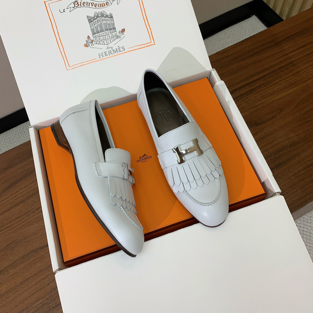 【Herm*s】高版本经典乐福鞋。虽然款式出的少，但是胜在经典、从来不会过时。鞋面牛皮。定制金属扣。羊皮