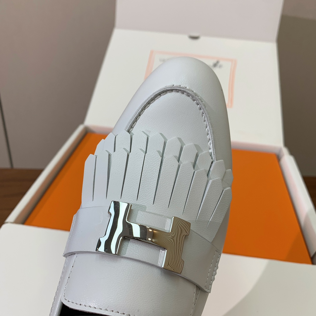 【Herm*s】高版本经典乐福鞋。虽然款式出的少，但是胜在经典、从来不会过时。鞋面牛皮。定制金属扣。羊皮