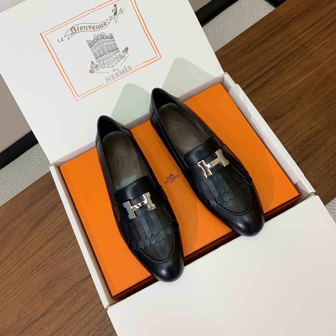 【Herm*s】高版本经典乐福鞋。虽然款式出的少，但是胜在经典、从来不会过时。鞋面牛皮。定制金属扣。羊皮