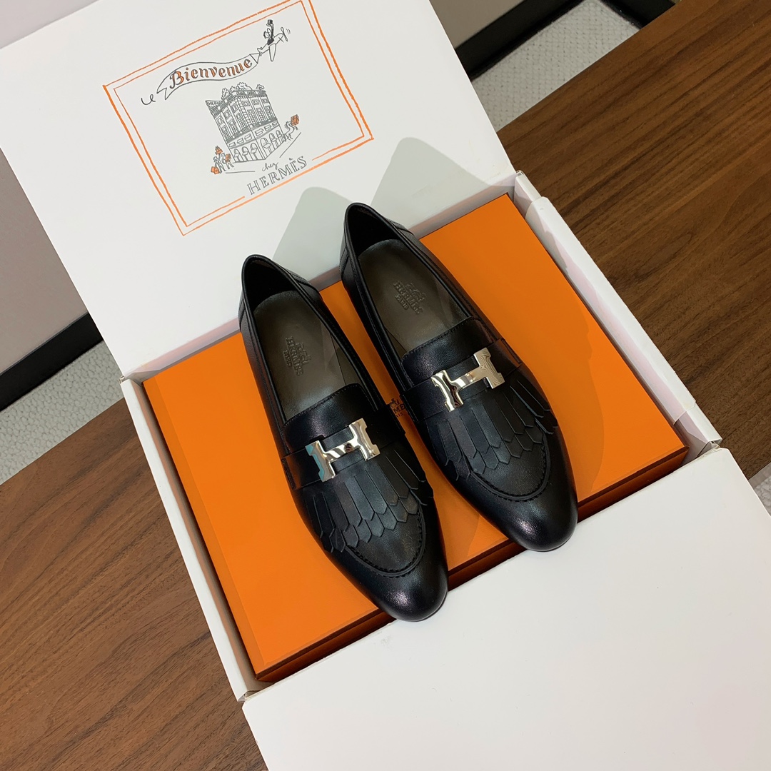 【Herm*s】高版本经典乐福鞋。虽然款式出的少，但是胜在经典、从来不会过时。鞋面牛皮。定制金属扣。羊皮