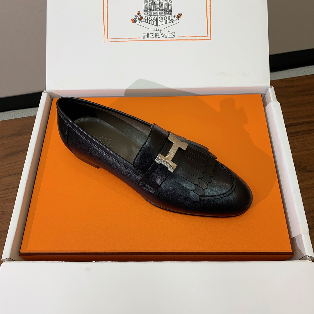 【Herm*s】高版本经典乐福鞋。虽然款式出的少，但是胜在经典、从来不会过时。鞋面牛皮。定制金属扣。羊皮