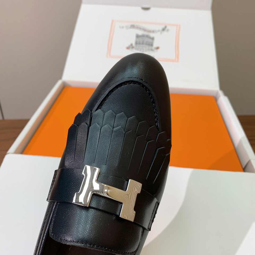 【Herm*s】高版本经典乐福鞋。虽然款式出的少，但是胜在经典、从来不会过时。鞋面牛皮。定制金属扣。羊皮