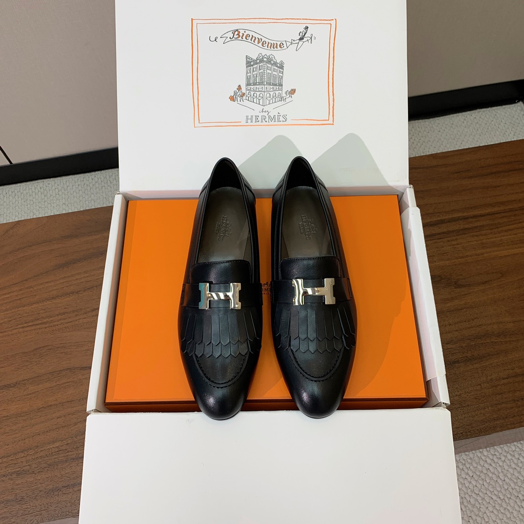 【Herm*s】高版本经典乐福鞋。虽然款式出的少，但是胜在经典、从来不会过时。鞋面牛皮。定制金属扣。羊皮