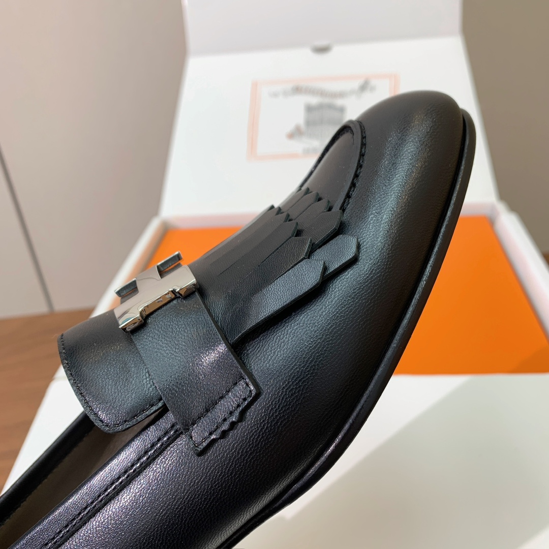 【Herm*s】高版本经典乐福鞋。虽然款式出的少，但是胜在经典、从来不会过时。鞋面牛皮。定制金属扣。羊皮