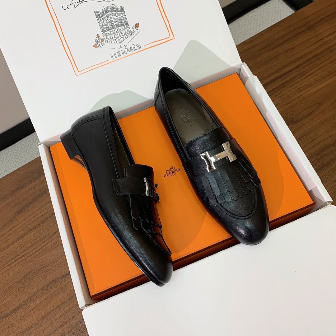 【Herm*s】高版本经典乐福鞋。虽然款式出的少，但是胜在经典、从来不会过时。鞋面牛皮。定制金属扣。羊皮