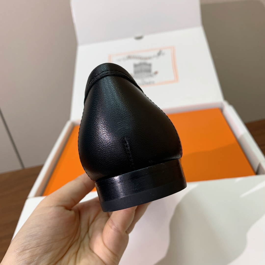 【Herm*s】高版本经典乐福鞋。虽然款式出的少，但是胜在经典、从来不会过时。鞋面牛皮。定制金属扣。羊皮