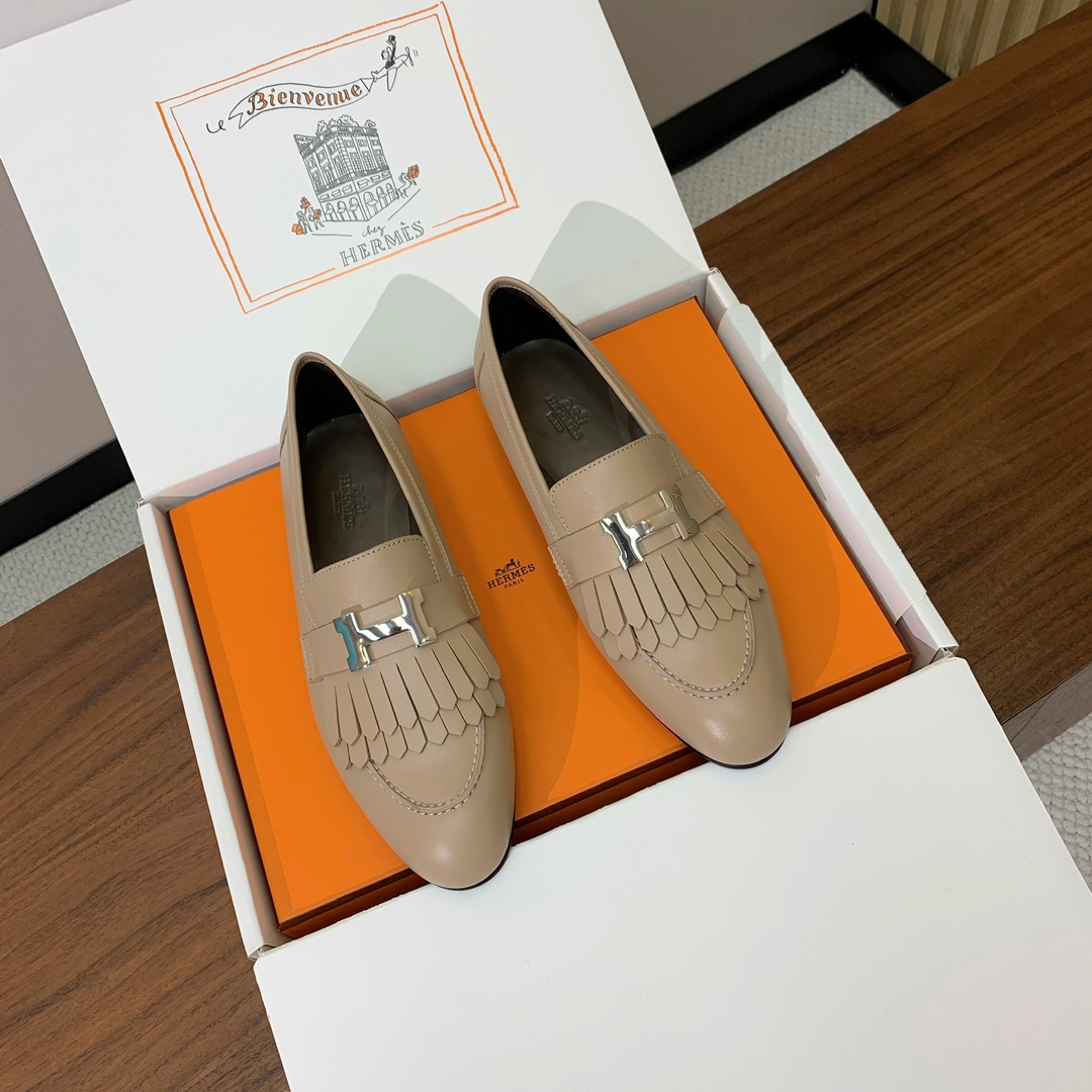 【Herm*s】高版本经典乐福鞋。虽然款式出的少，但是胜在经典、从来不会过时。鞋面牛皮。定制金属扣。羊皮