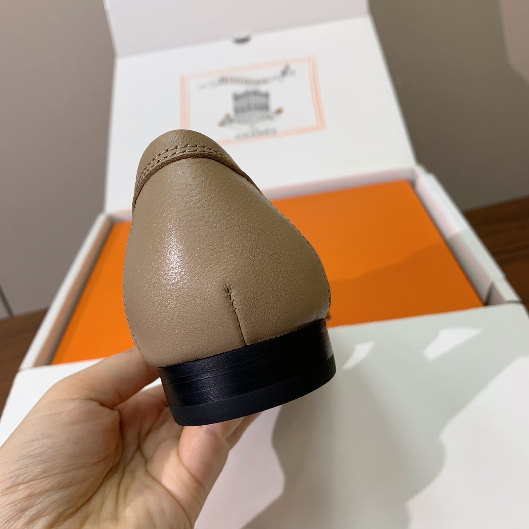 【Herm*s】高版本经典乐福鞋。虽然款式出的少，但是胜在经典、从来不会过时。鞋面牛皮。定制金属扣。羊皮