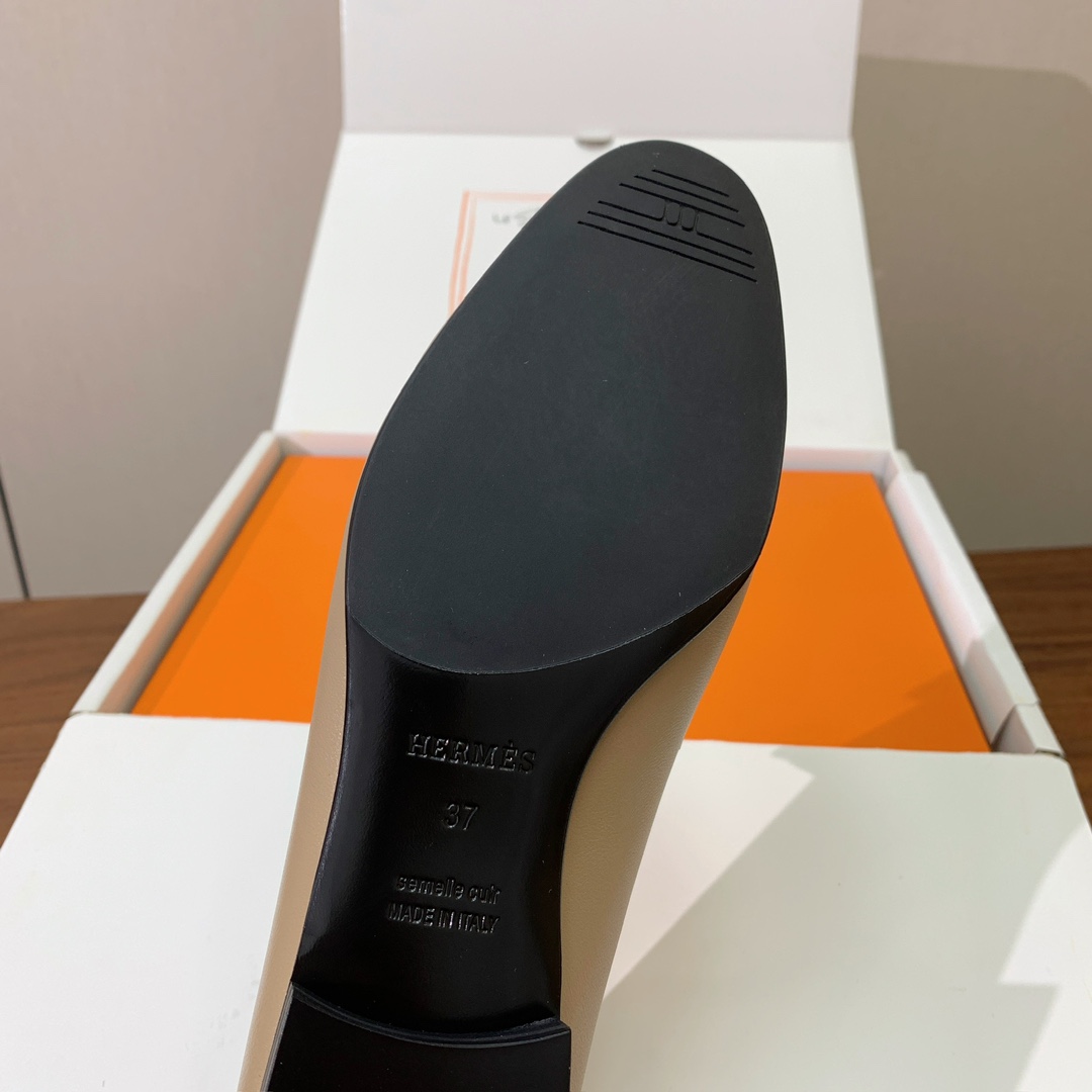 【Herm*s】高版本经典乐福鞋。虽然款式出的少，但是胜在经典、从来不会过时。鞋面牛皮。定制金属扣。羊皮