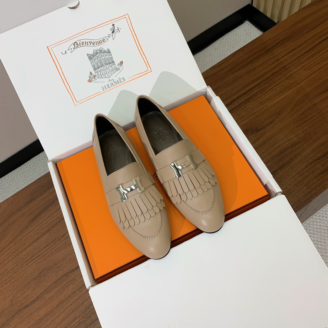 【Herm*s】高版本经典乐福鞋。虽然款式出的少，但是胜在经典、从来不会过时。鞋面牛皮。定制金属扣。羊皮
