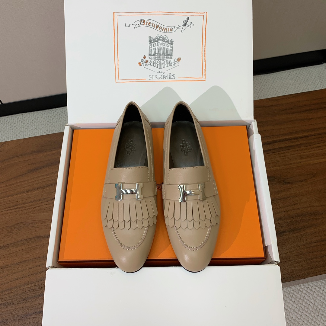 【Herm*s】高版本经典乐福鞋。虽然款式出的少，但是胜在经典、从来不会过时。鞋面牛皮。定制金属扣。羊皮