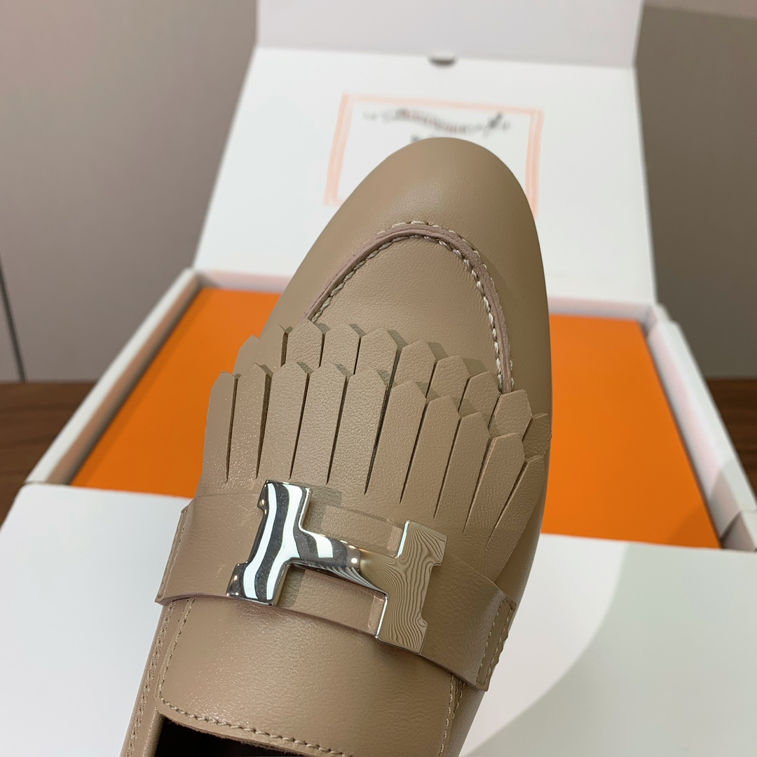 【Herm*s】高版本经典乐福鞋。虽然款式出的少，但是胜在经典、从来不会过时。鞋面牛皮。定制金属扣。羊皮