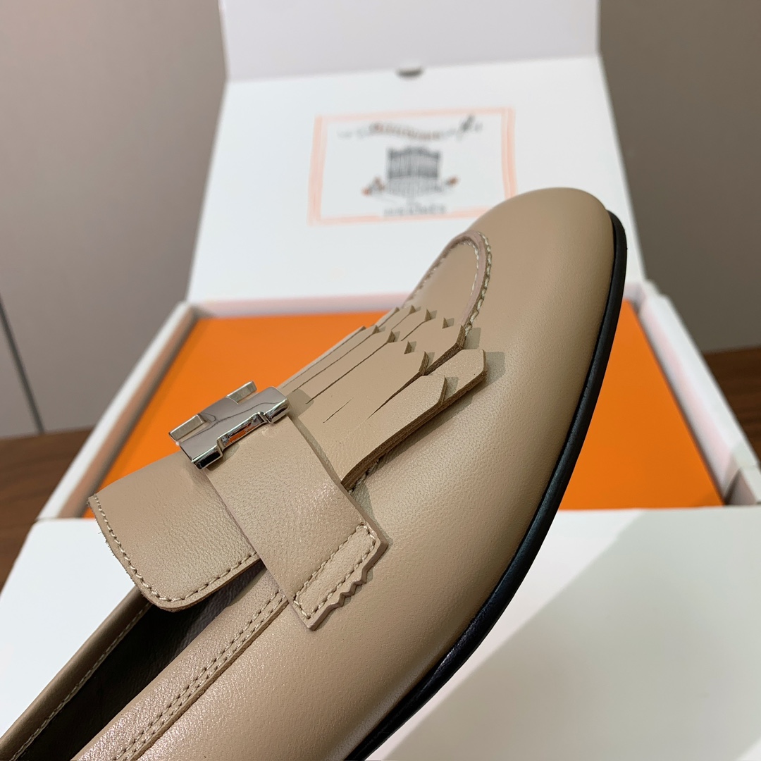 【Herm*s】高版本经典乐福鞋。虽然款式出的少，但是胜在经典、从来不会过时。鞋面牛皮。定制金属扣。羊皮