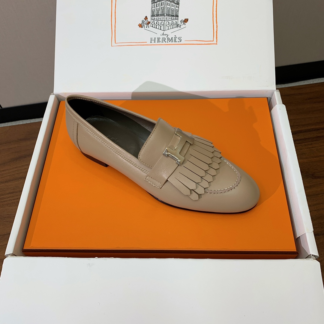 【Herm*s】高版本经典乐福鞋。虽然款式出的少，但是胜在经典、从来不会过时。鞋面牛皮。定制金属扣。羊皮