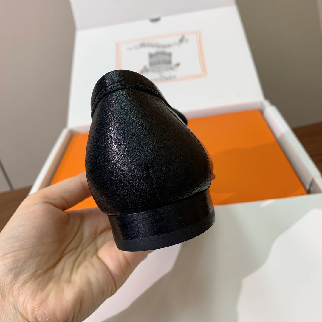 【Herm*s】高版本经典乐福鞋。虽然款式出的少，但是胜在经典、从来不会过时。鞋面牛皮。定制金属扣。羊皮