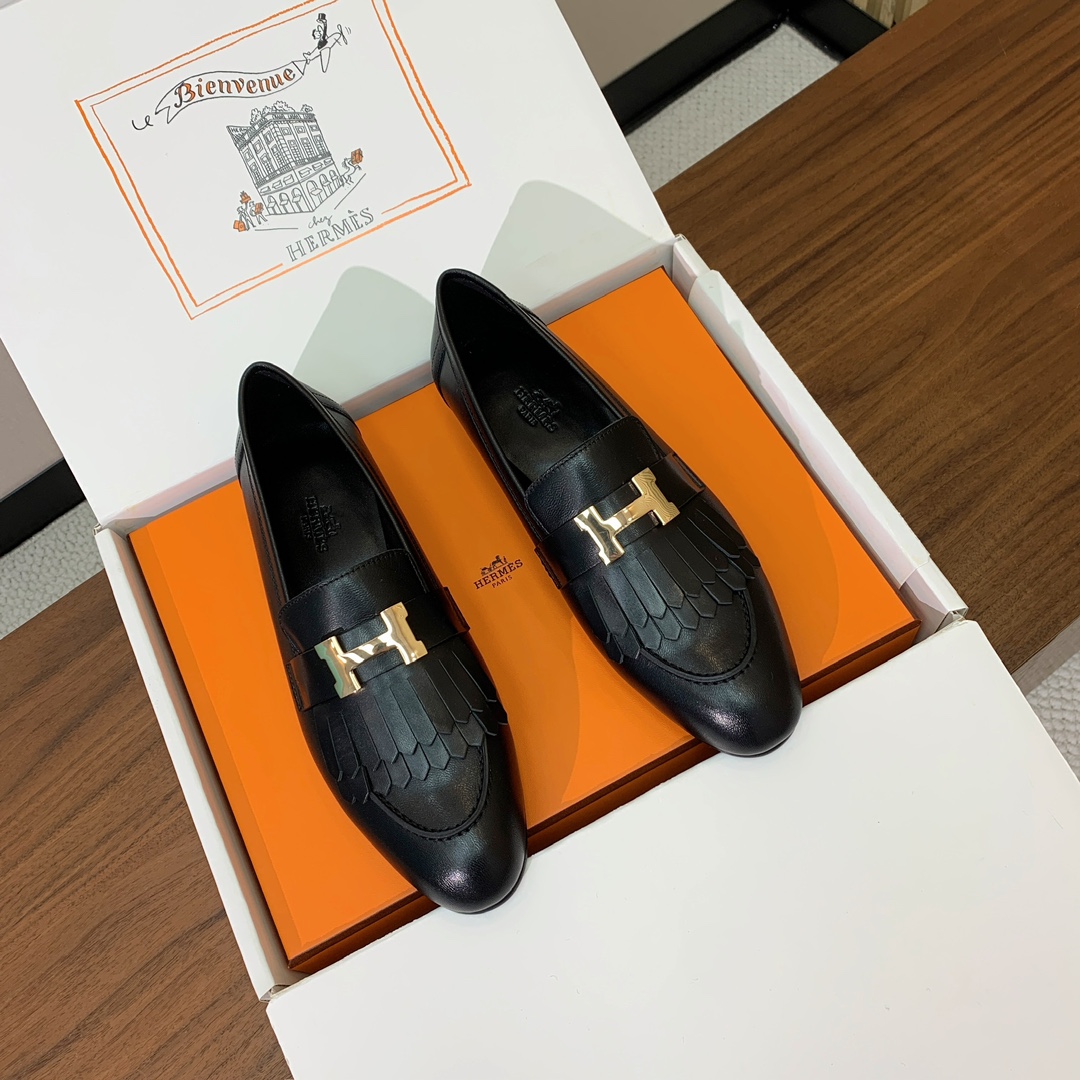 【Herm*s】高版本经典乐福鞋。虽然款式出的少，但是胜在经典、从来不会过时。鞋面牛皮。定制金属扣。羊皮