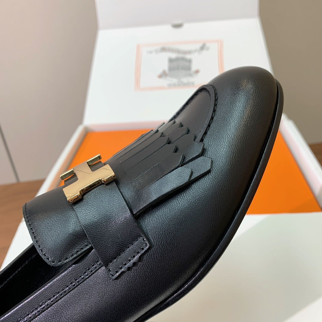 【Herm*s】高版本经典乐福鞋。虽然款式出的少，但是胜在经典、从来不会过时。鞋面牛皮。定制金属扣。羊皮