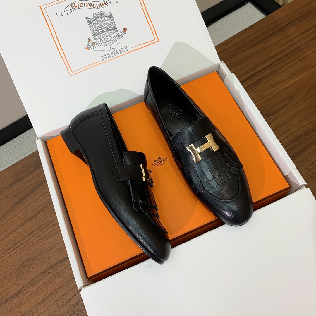 【Herm*s】高版本经典乐福鞋。虽然款式出的少，但是胜在经典、从来不会过时。鞋面牛皮。定制金属扣。羊皮