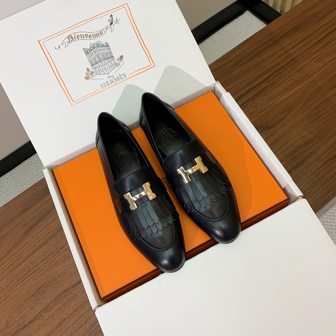 【Herm*s】高版本经典乐福鞋。虽然款式出的少，但是胜在经典、从来不会过时。鞋面牛皮。定制金属扣。羊皮
