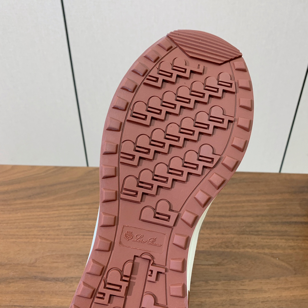 【Loro Piana】情侣款休闲运动鞋。简约时尚，鞋面采用牛反绒拼网面。羊皮垫脚。定制橡胶底。码数：女