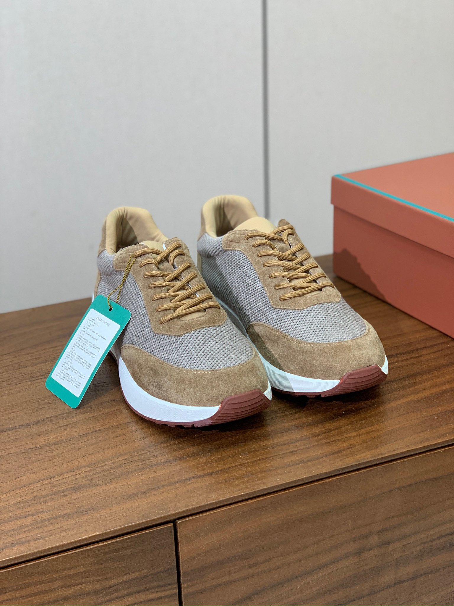 【Loro Piana】情侣款休闲运动鞋。简约时尚，鞋面采用牛反绒拼网面。羊皮垫脚。定制橡胶底。码数：女