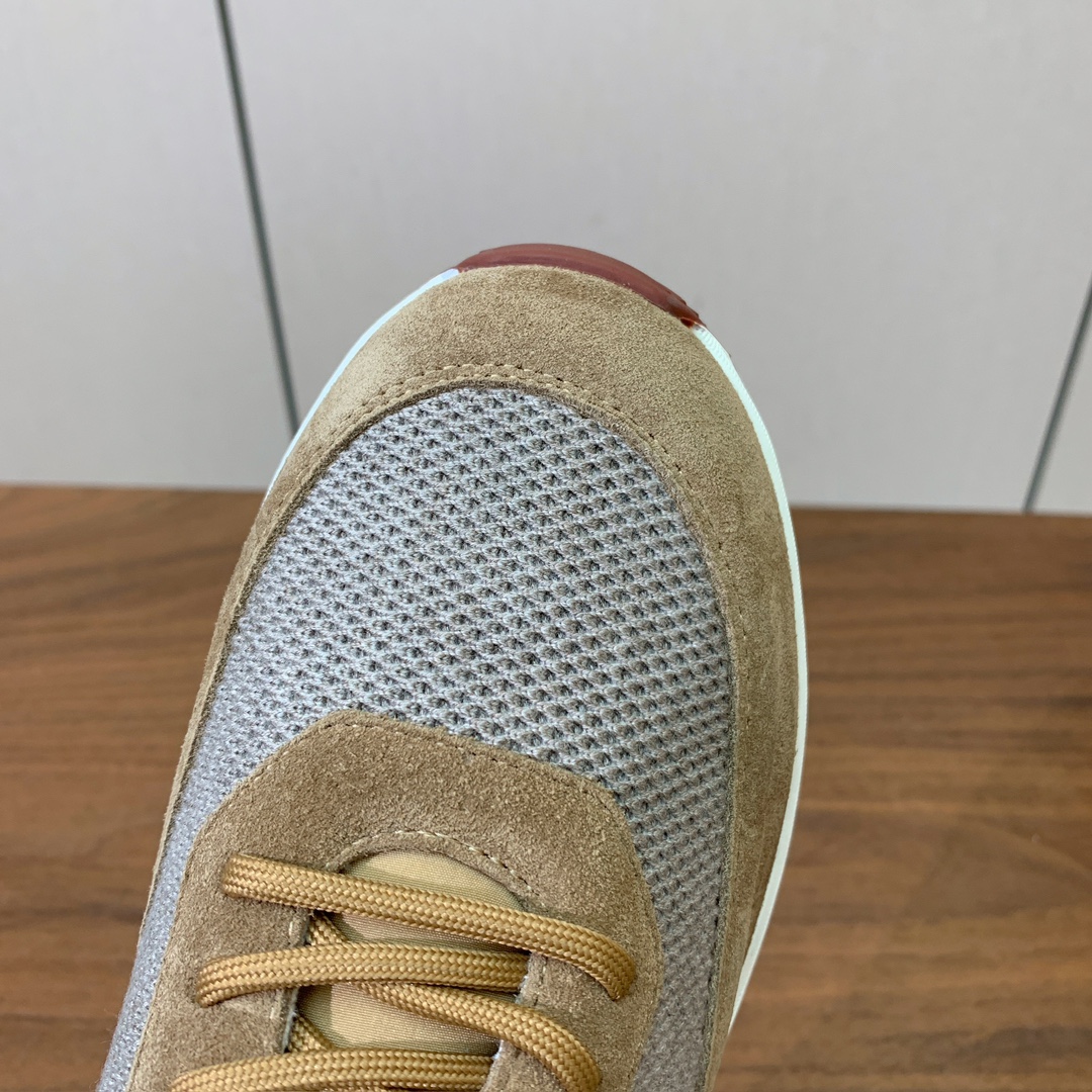 【Loro Piana】情侣款休闲运动鞋。简约时尚，鞋面采用牛反绒拼网面。羊皮垫脚。定制橡胶底。码数：女