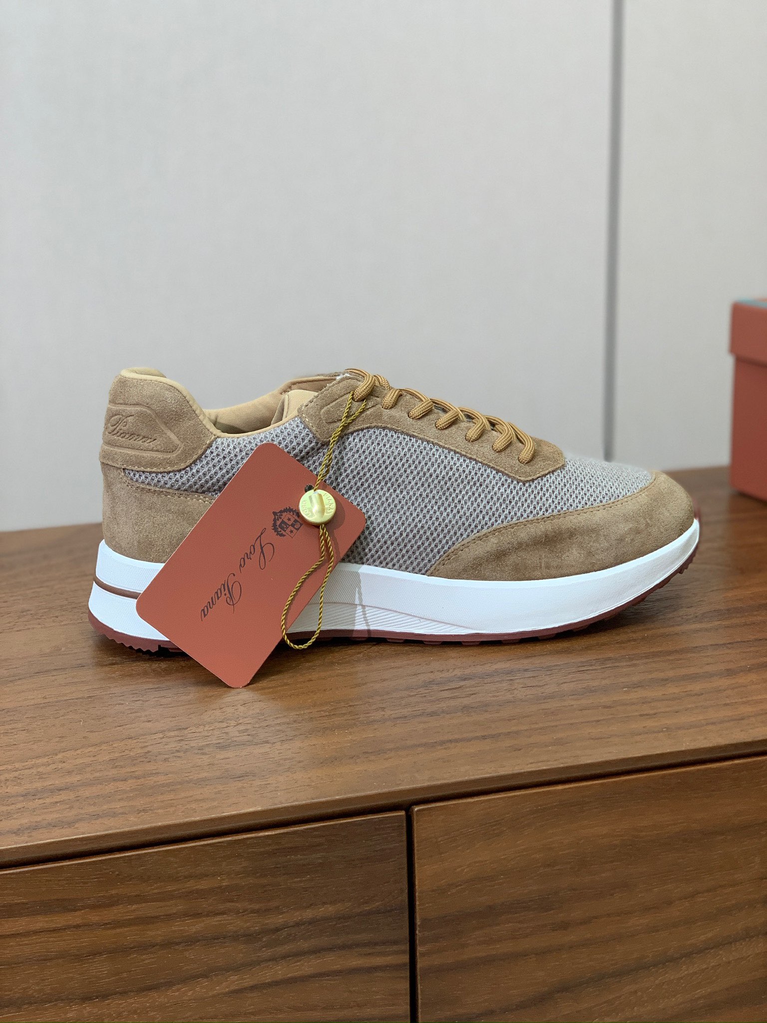 【Loro Piana】情侣款休闲运动鞋。简约时尚，鞋面采用牛反绒拼网面。羊皮垫脚。定制橡胶底。码数：女