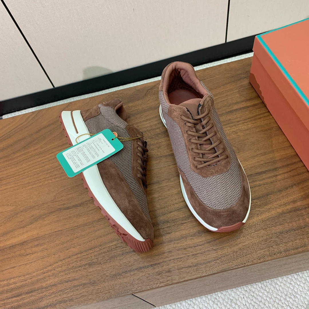 【Loro Piana】情侣款休闲运动鞋。简约时尚，鞋面采用牛反绒拼网面。羊皮垫脚。定制橡胶底。码数：女