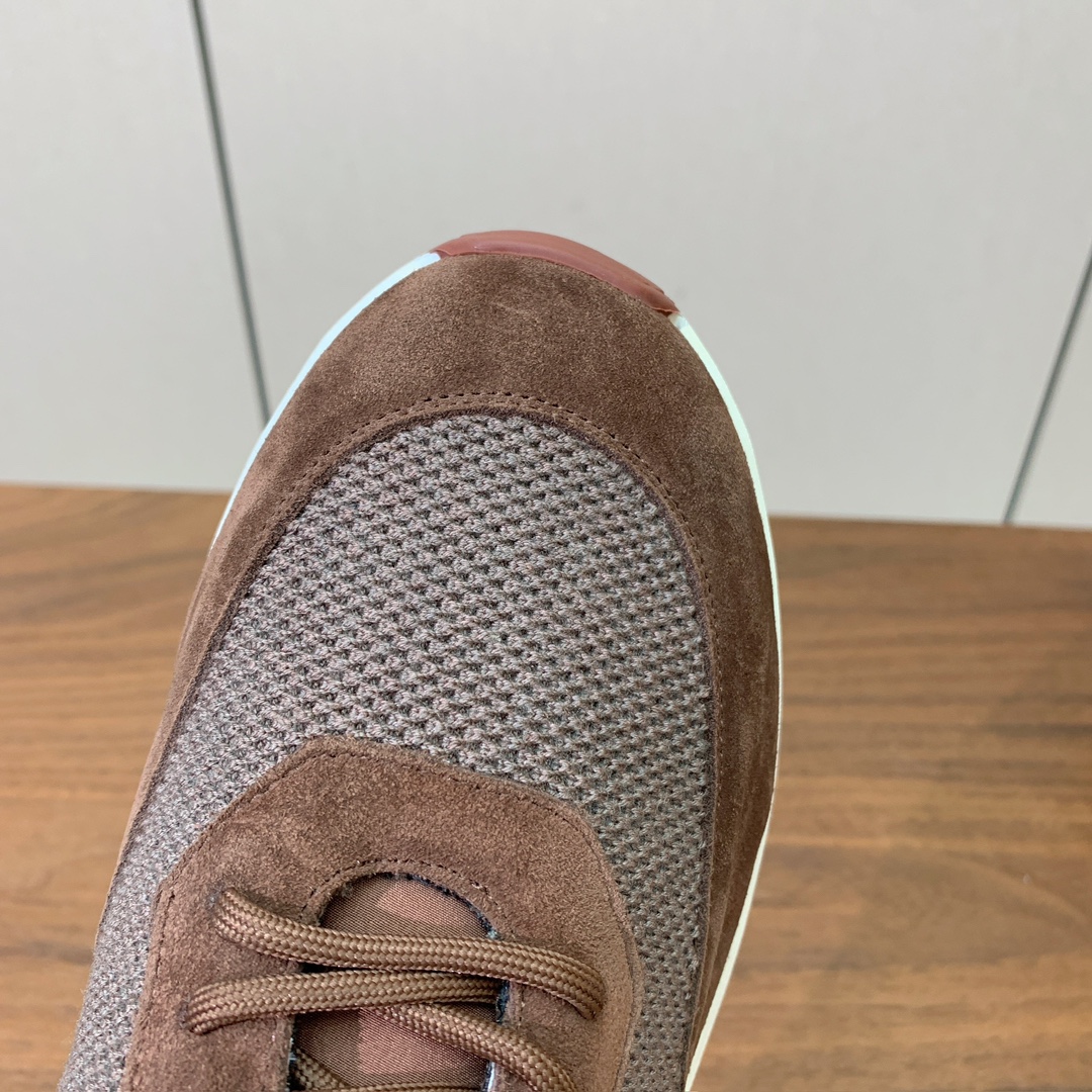 【Loro Piana】情侣款休闲运动鞋。简约时尚，鞋面采用牛反绒拼网面。羊皮垫脚。定制橡胶底。码数：女